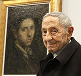 Isaac D&iacute;az Pardo en 2011 junto
                      a su Autorretrato de 1944