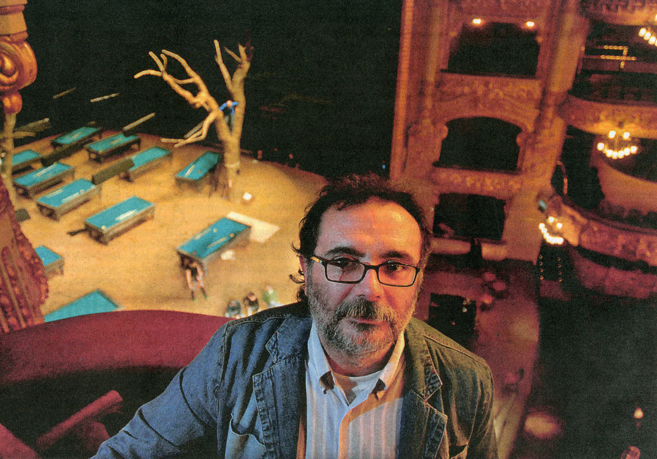 Enric Palomar, abajo el escenario con un decorado